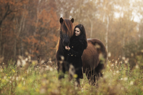 Islandpferd mit Besitzerin im Herbst